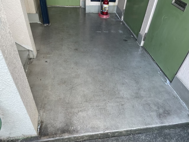 草加市　アパート　コンクリート床塗装